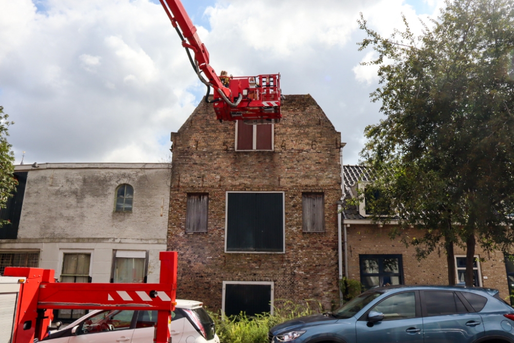 Brandweer controleert loszittende stenen historisch gebouw