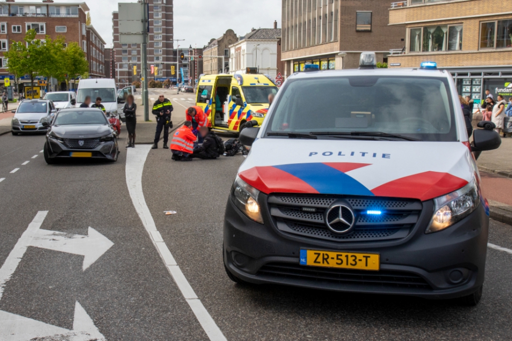 Auto en motor komen met elkaar in botsing op de Gerrit Verboonstraat