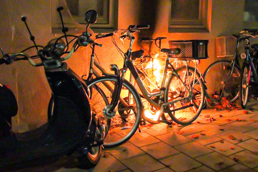 Fiets tegen gevel Johann Straussplein in brand