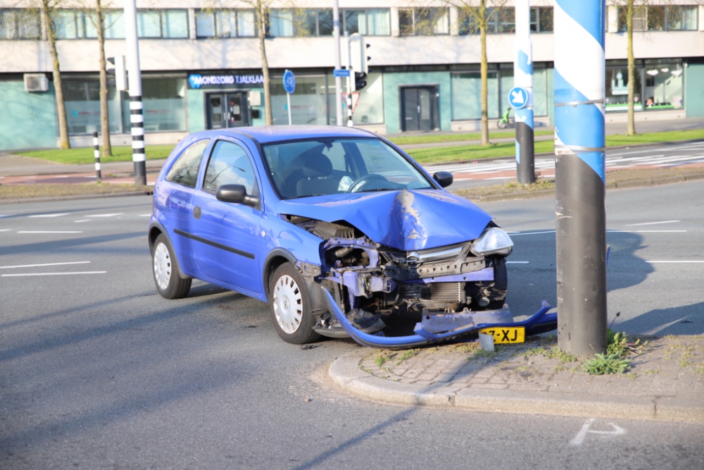 Auto botst tegen verkeerspaal