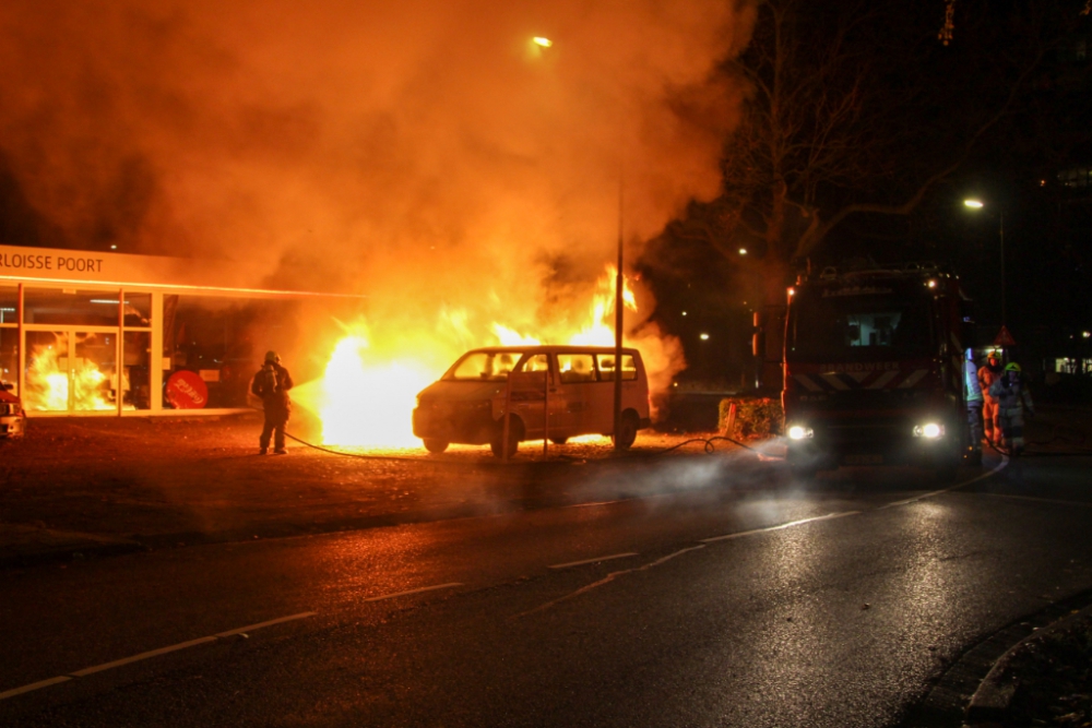 Twee taxibusjes uitgebrand