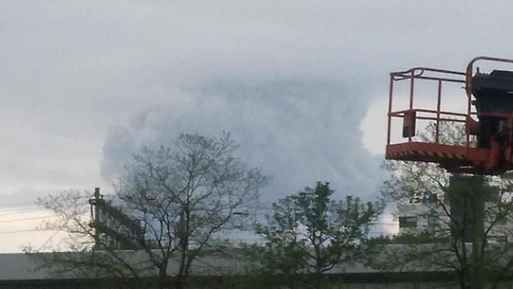 Grote rookwolken die in Schiedam te zien zijn, zijn van enorme brand in Bleiswijk