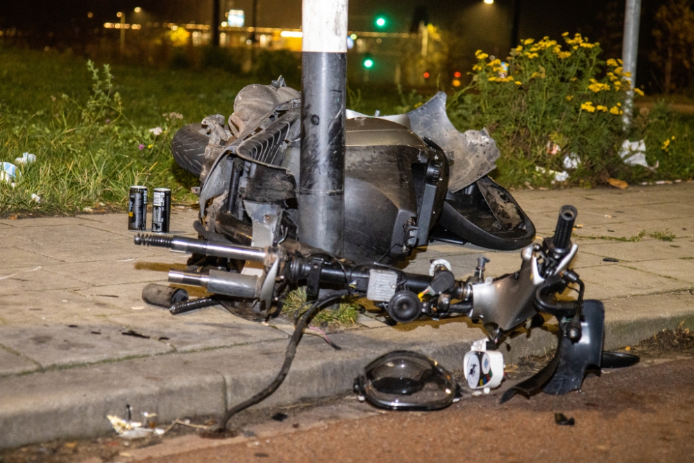 Flinke schade bij aanrijding tussen scooter en auto