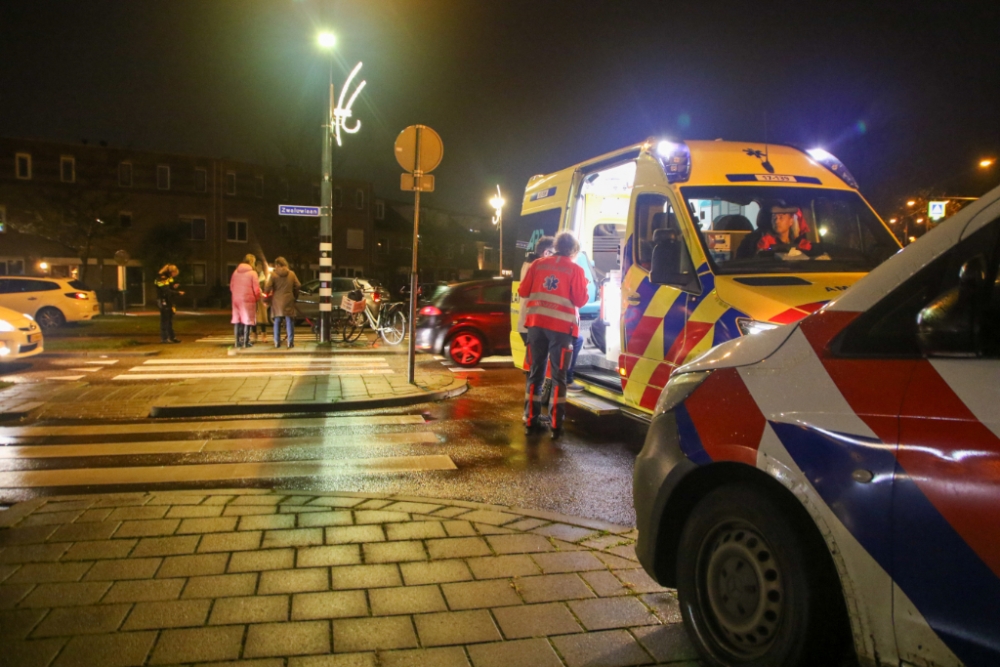 Fietser op rotonde aangereden door auto