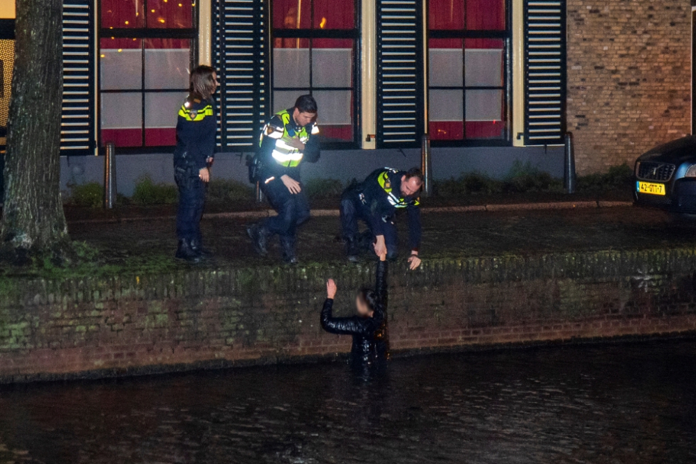 Politie redt vrouw uit haven