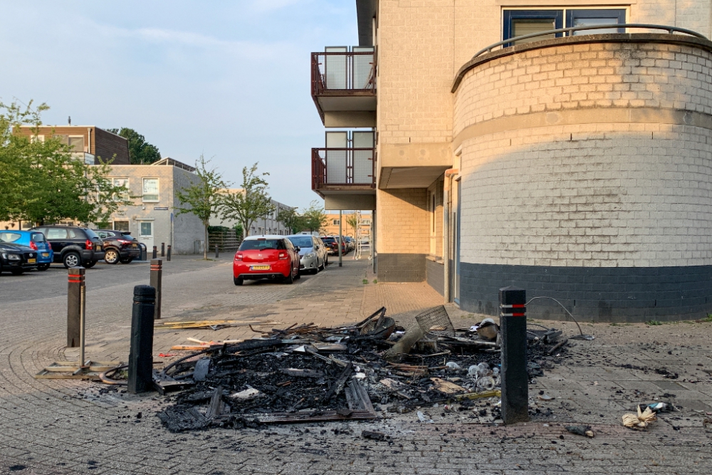 Huisraad op straat gaat in vlammen op in de Gorzen