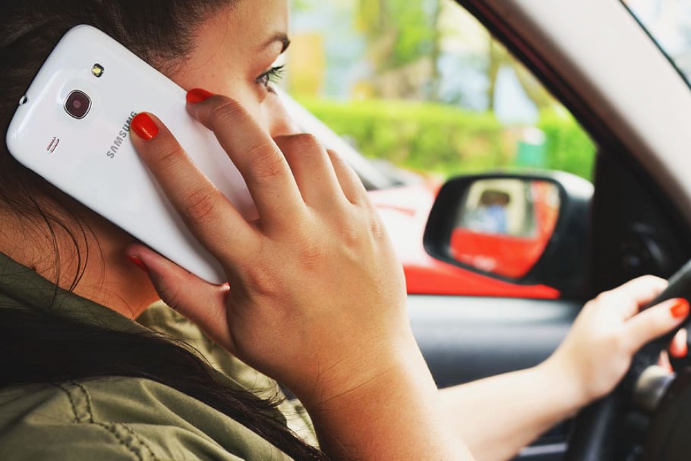 Politie: telefoon vasthouden tijdens het rijden nog steeds groot probleem; voor duizenden euro&#039;s aan bekeuringen uitgeschreven