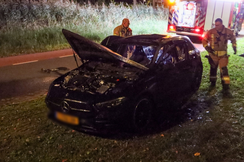 Auto vliegt spontaan in brand