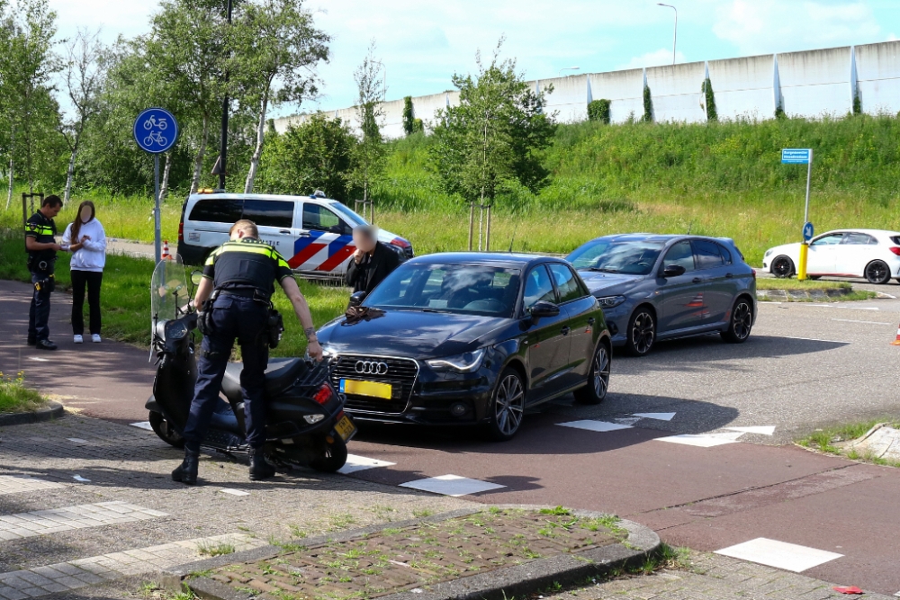 Scooterrijdster raakt gewond bij aanrijding met auto