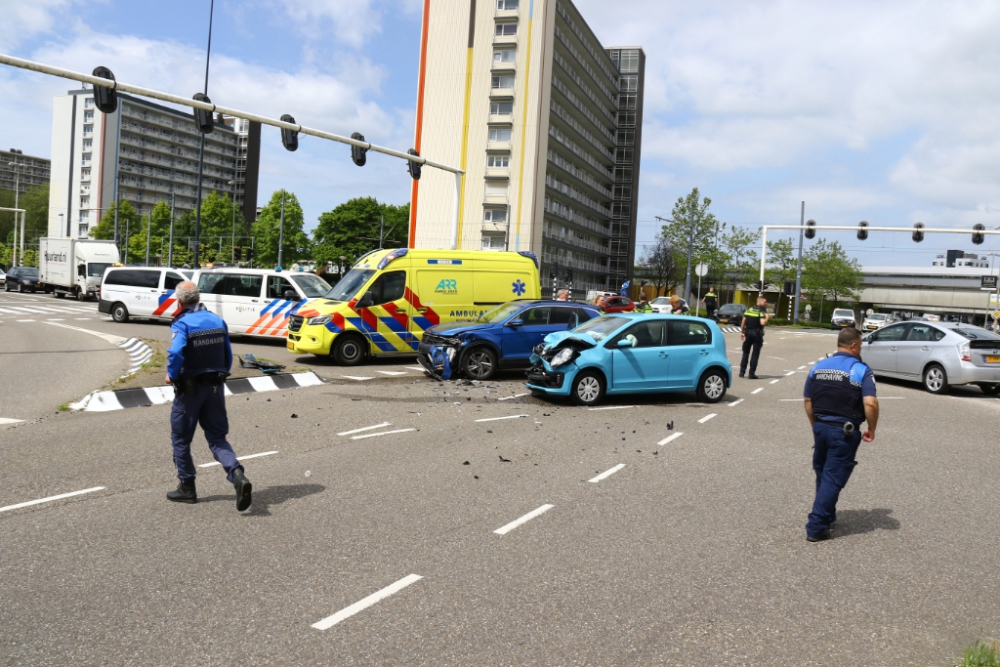 Verkeerschaos (en bekeuringen) na forse aanrijding op Plein 40-45