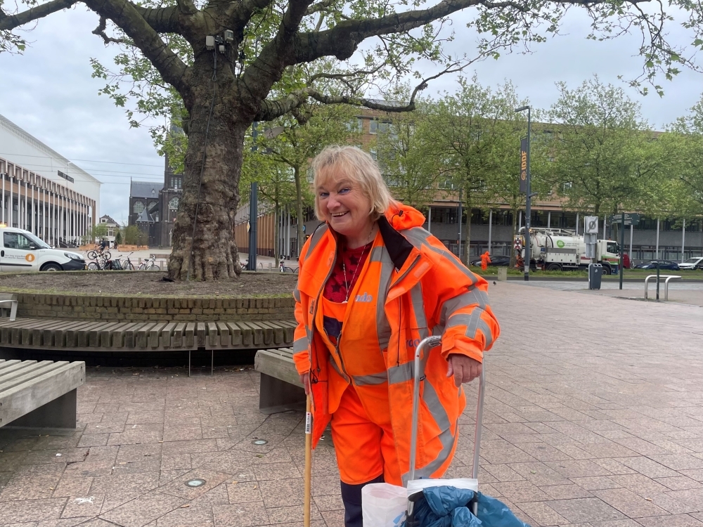 ‘Oma Annie’ prikt al vierentwintig jaar straatafval in Schiedam