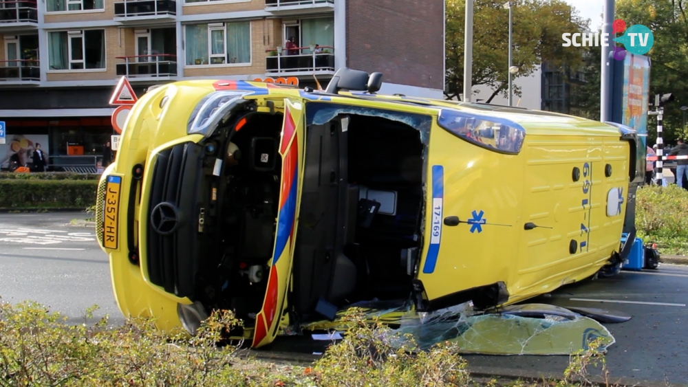 Verkeersinfarct in de stad nadat ambulance kantelt bij aanrijding op de &#039;s-Gravelandseweg