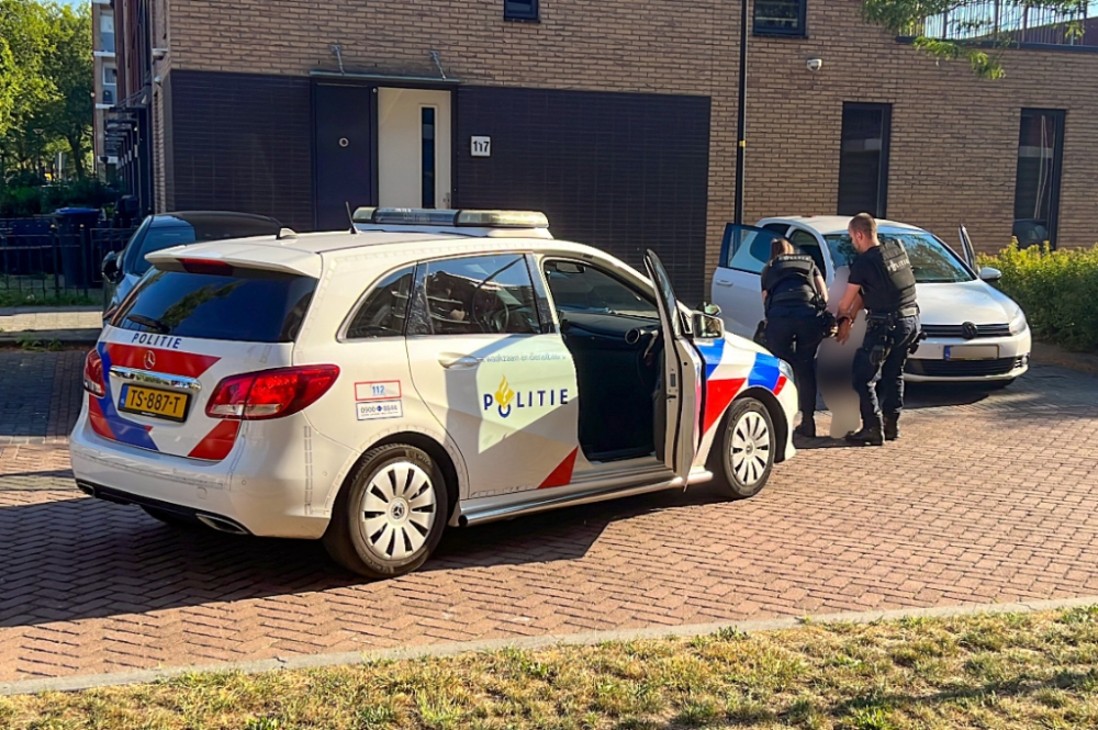 Inzittenden onder schot uit auto gehaald nadat omstanders een geweer zagen