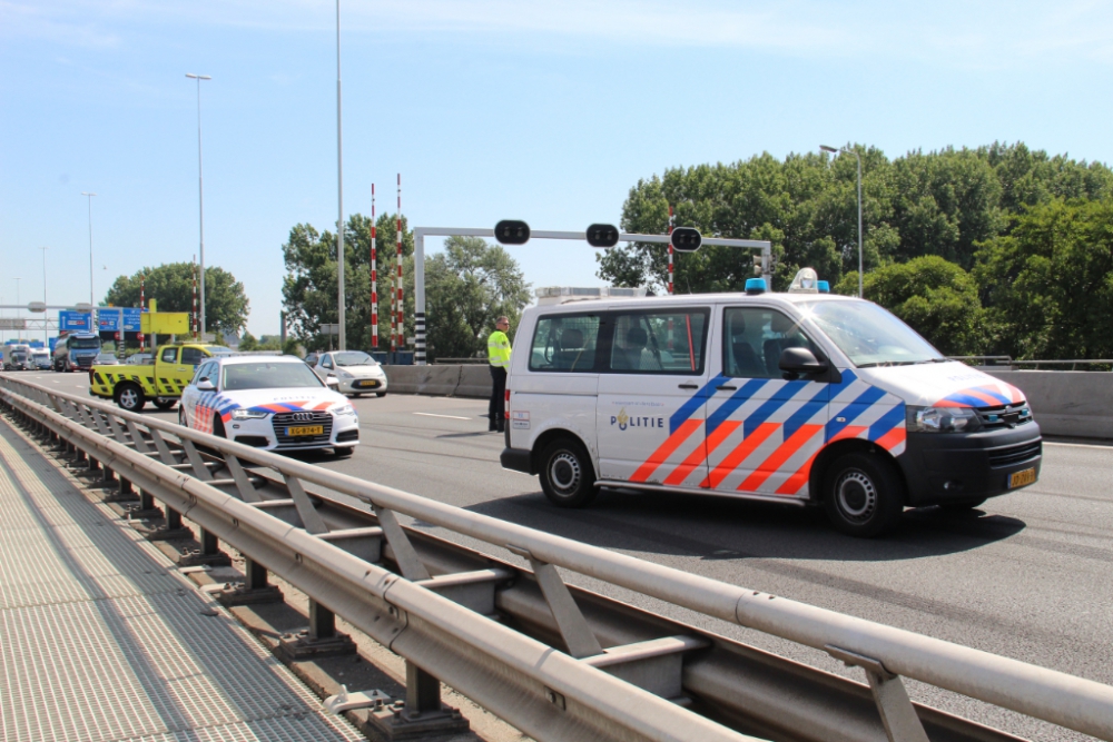 Gewonde bij ongeval tussen vrachtauto en personenauto op de A20