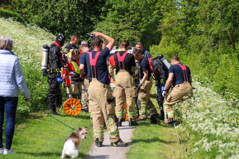 Hond raakt te water, voorbijganger weet het dier boven water te houden