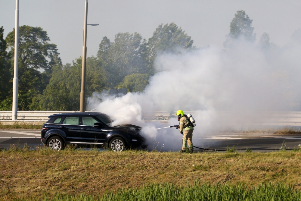 Auto in brand op oprit A4