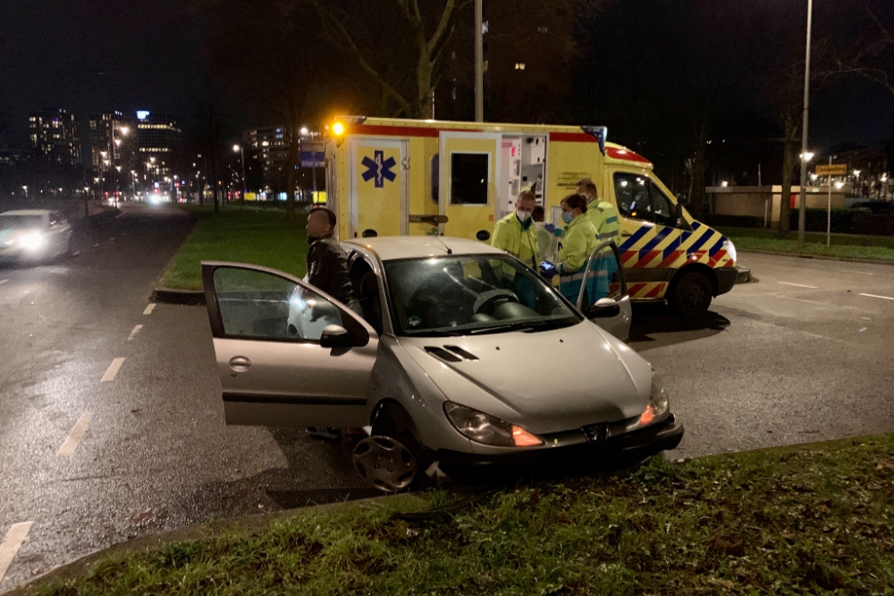 Auto knalt frontaal op middenberm na uitwijken hulpdiensten