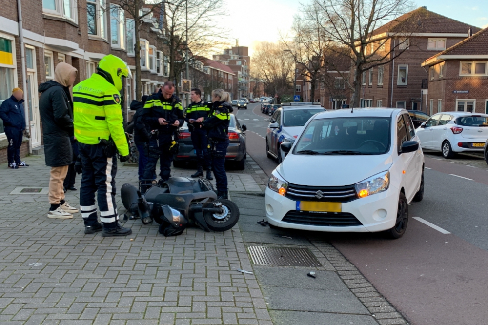 Auto en scooter botsen op elkaar op de Nieuwe Maasstraat