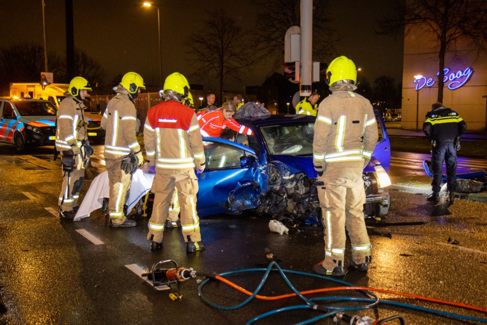 Auto total loss en bestuurder gewond bij eenzijdig ongeval