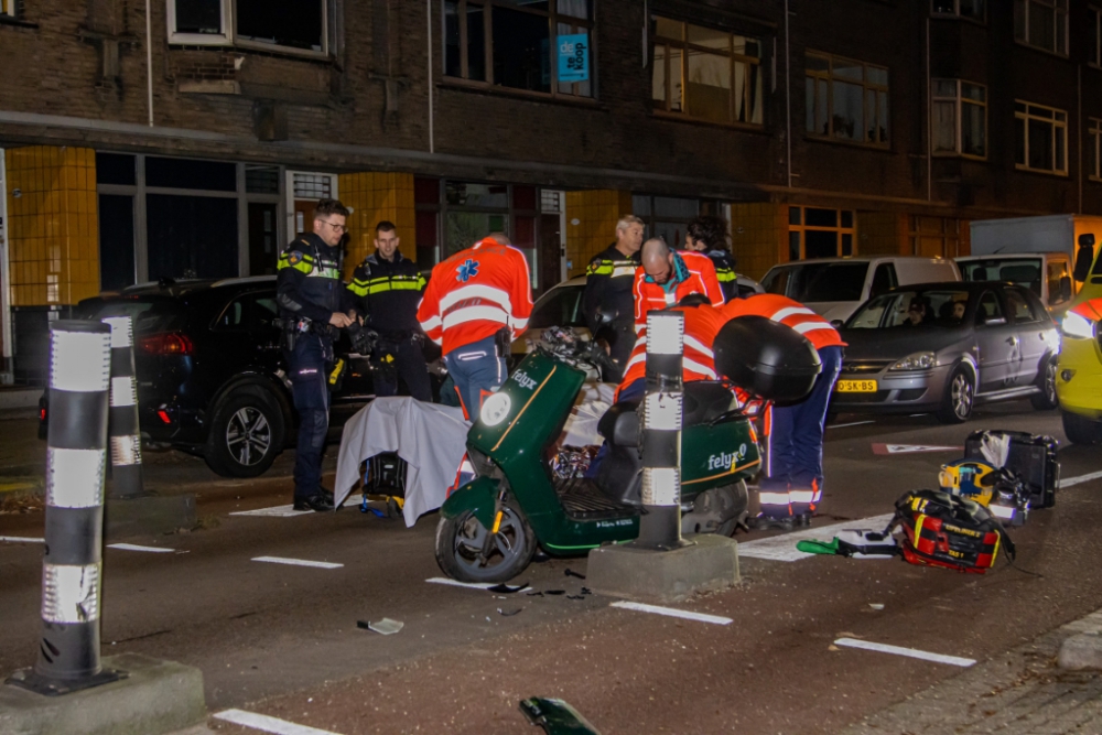 Scooterrijder raakt flink gewond bij ongeval op de Lange Nieuwstraat