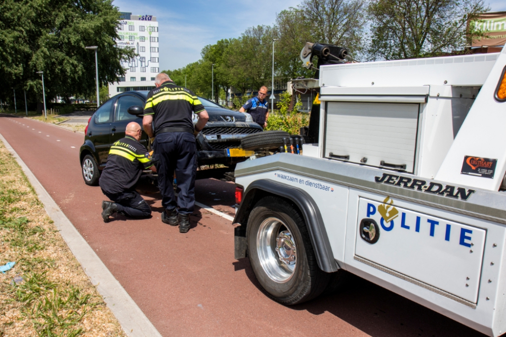 Politieachtervolging eindigt in sloot, bestuurder vlucht