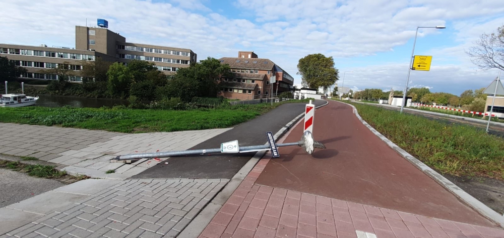 Vrachtwagens rijden op twee plekken in Schiedam lichtmasten uit de grond