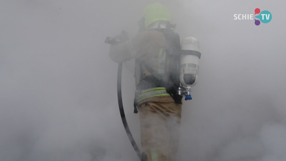 Blussen autobrand zorgt voor veel rook