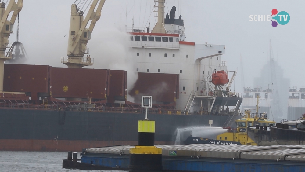 NL Alert in Schiedam voor grote brand aan boord van een schip