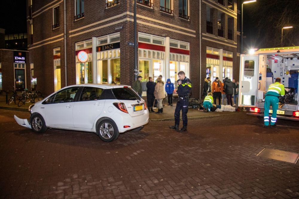 Vier of vijf Inzittenden van auto vluchten na aanrijding met bezorgscooter