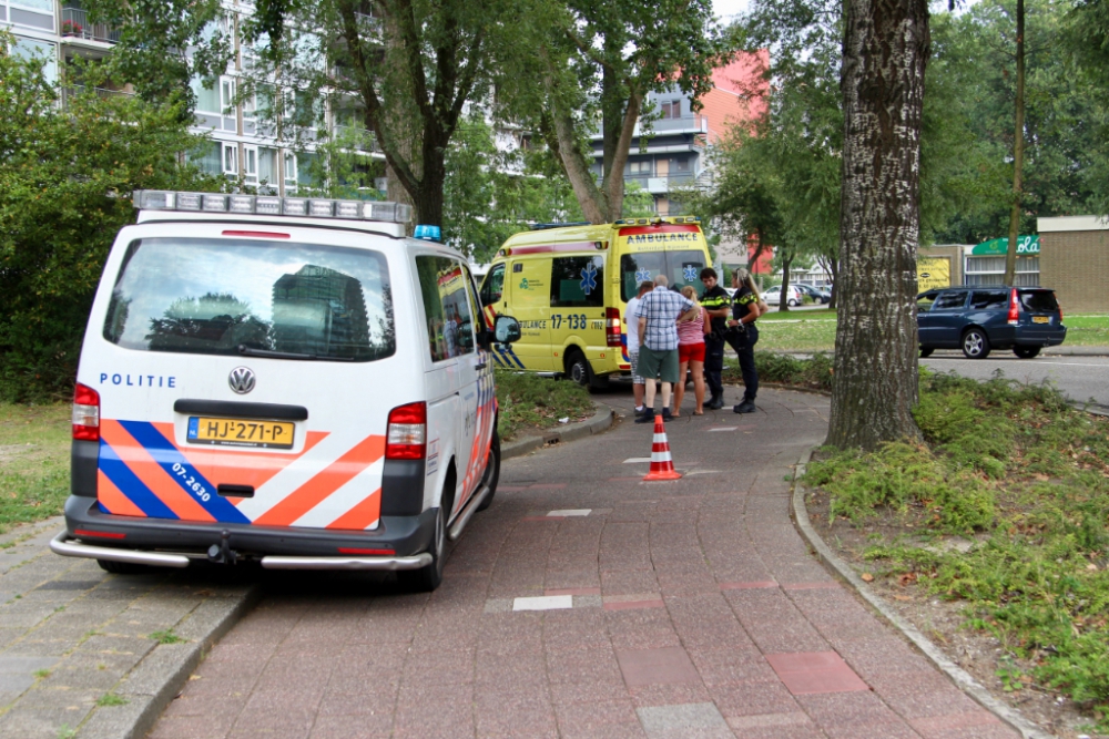 Scooterrijdster onderuit op fietspad