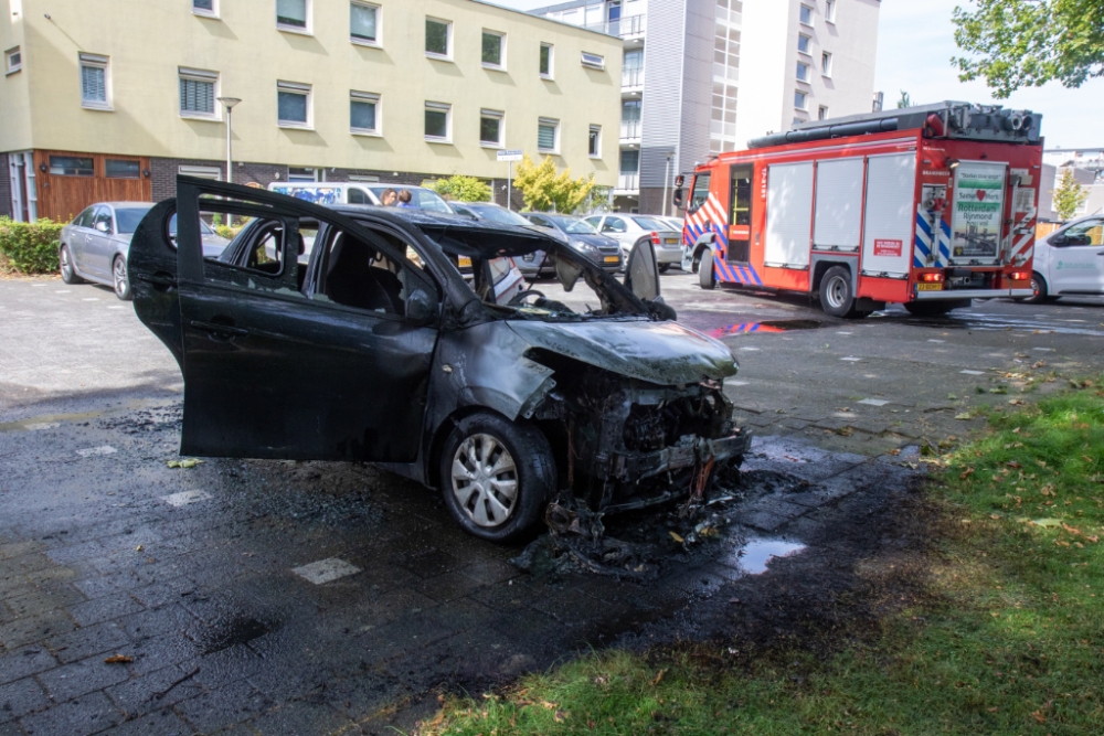 Auto op klaarlichte dag in brand gestoken