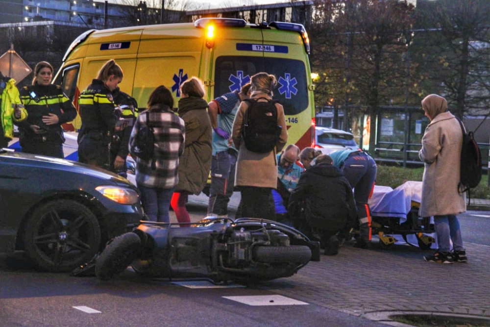 Scooterrijder gewond bij aanrijding op de Burgemeester van Haarenlaan