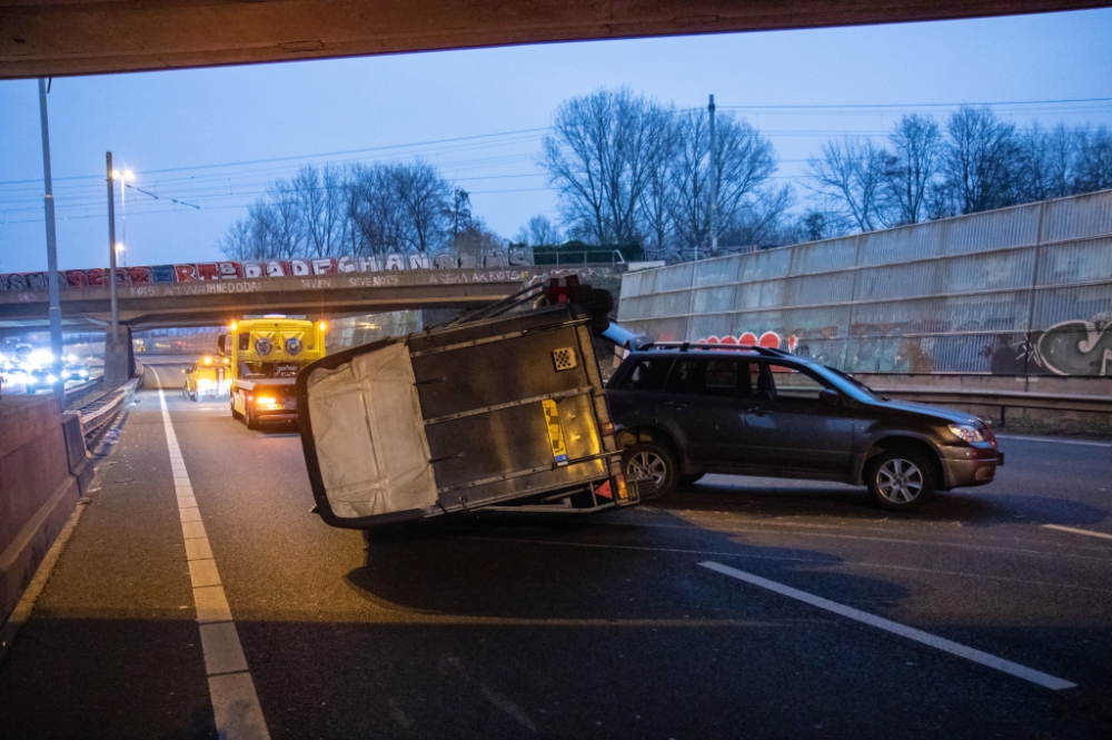 Paardentrailer kantelt bij ongeval op snelweg, opnieuw levensgevaarlijk rijgedrag na het ongeluk