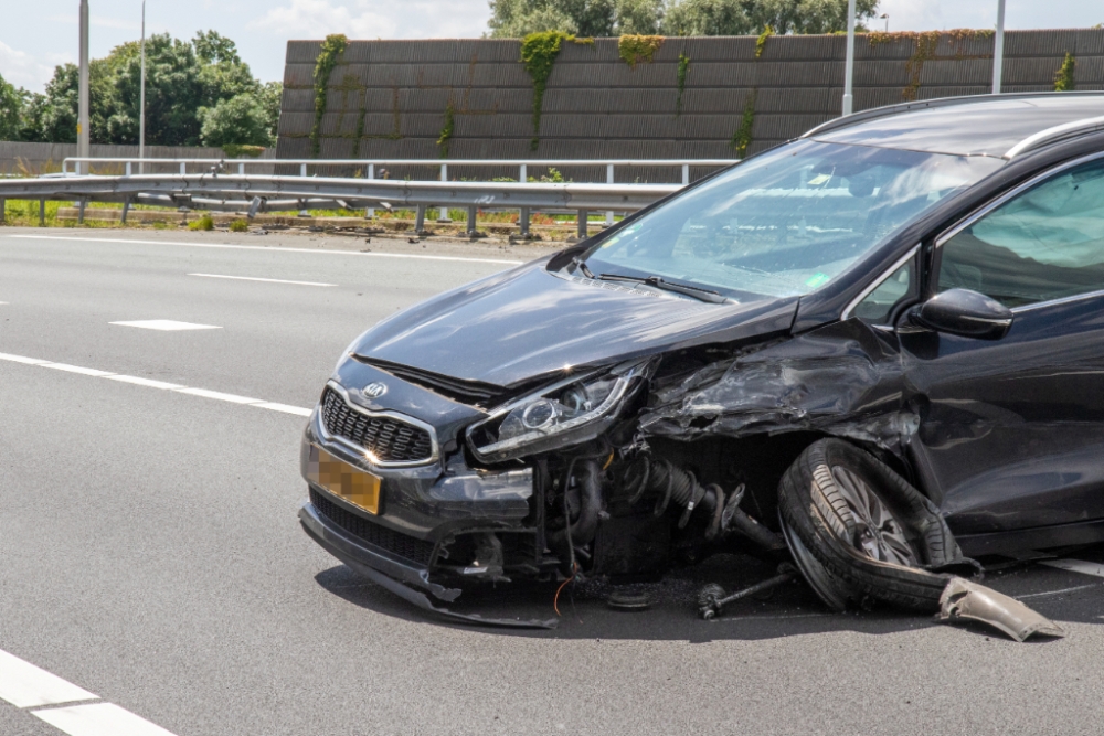 Auto botst hard op vangrail bij Kethelplein, weg urenlang afgesloten geweest