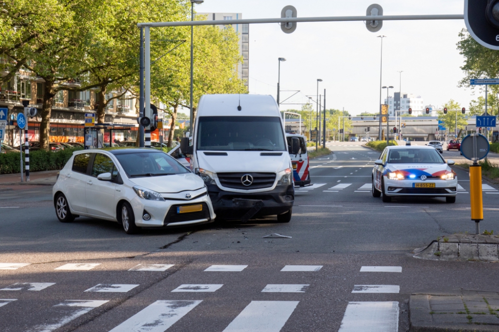 Botsing tussen auto en bestelbus op de &#039;s-Gravelandseweg