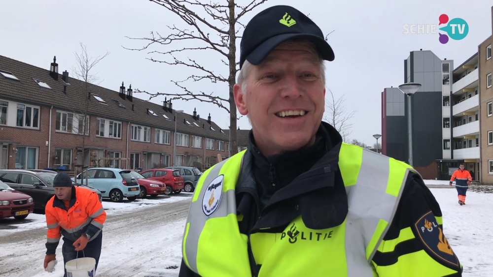 Wijkagent maakt straat sneeuwvrij en krijgt na oproep op Twitter hulp van Irado