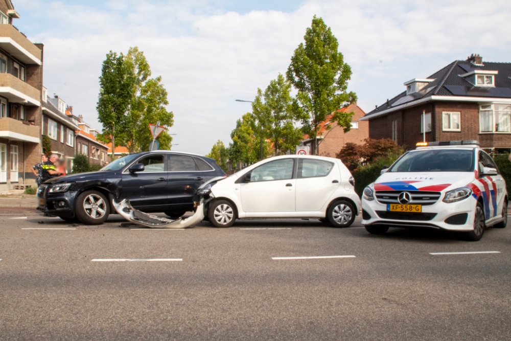 Veel schade na aanrijding tussen twee auto´s op Burgemeester Knappertlaan