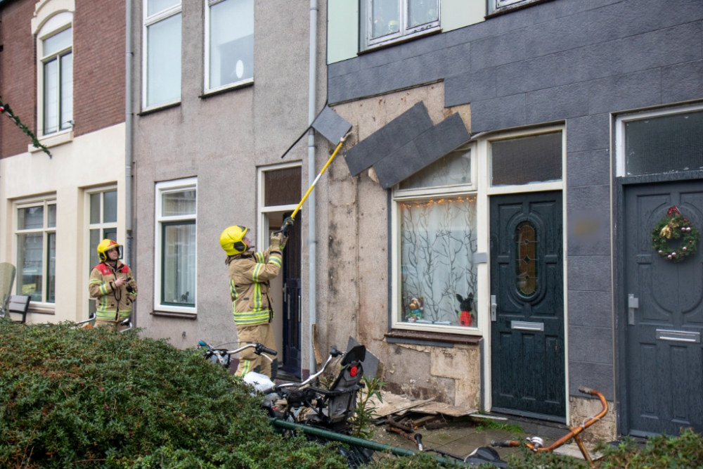 Gevelplaten waaien los van woning in de Gorzen