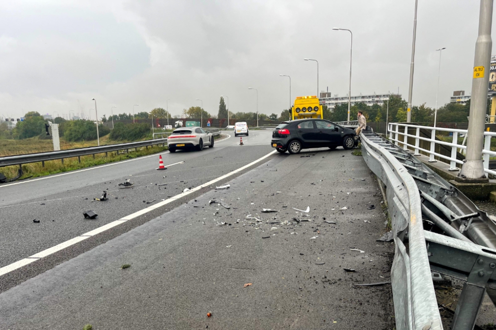 Bestuurder houdt nekklachten over aan éénzijdig ongeval op snelweg