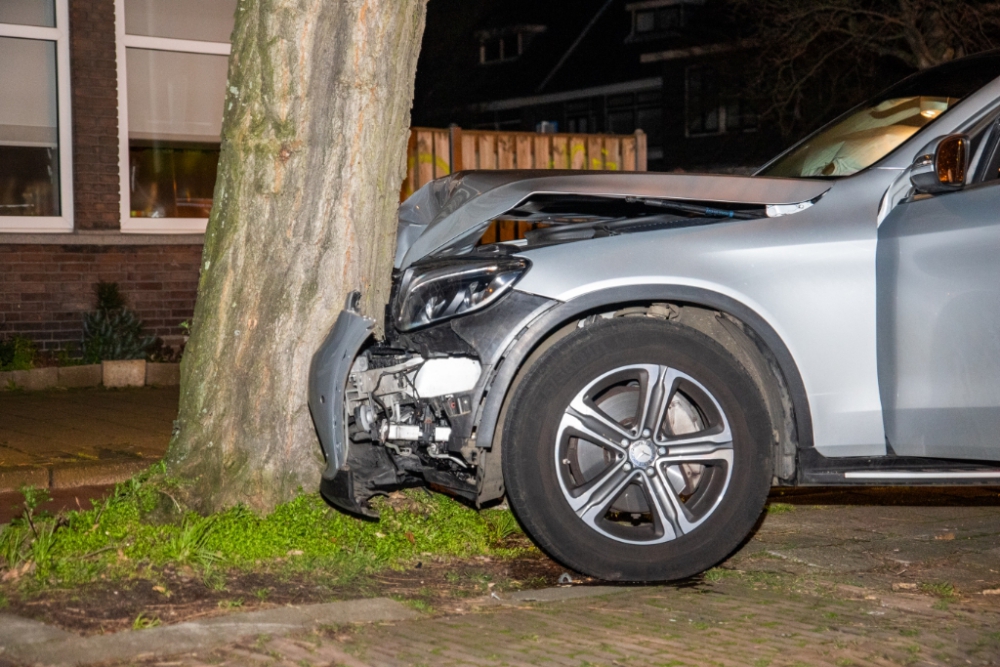 Auto ramt boom na aanrijding