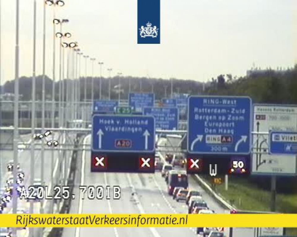 Vrachtwagen met klapband zorgt voor file