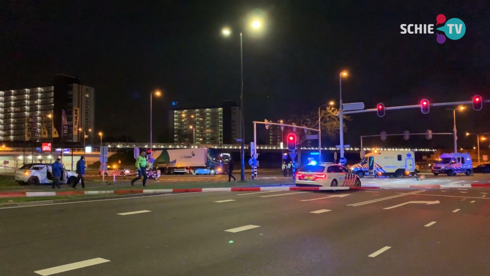 Auto over de kop na aanrijding, motorrijder zwaargewond