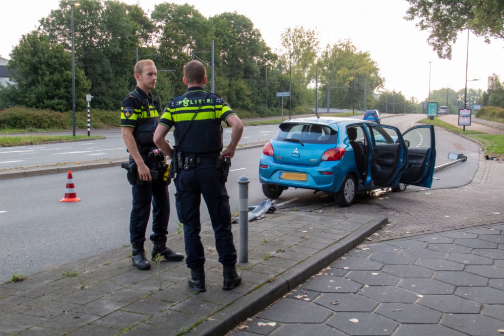 Automobilist rijdt op Nieuwe Damlaan lantaarnpaal uit de grond