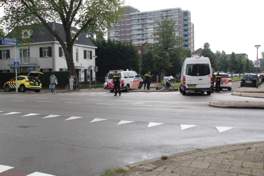 Fietsster gewond na aanrijding met busje