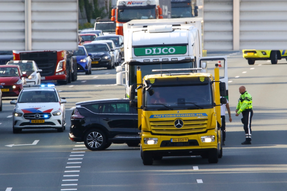 Auto en vrachtwagen botsen op de A4