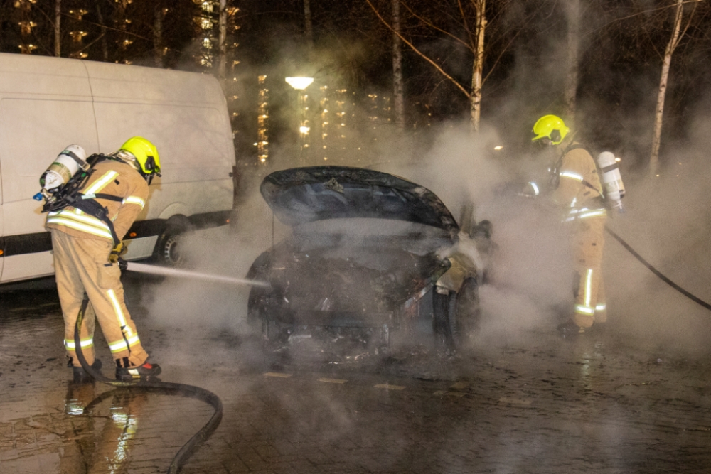 Geparkeerde auto brandt uit, vermoedelijk brandstichting