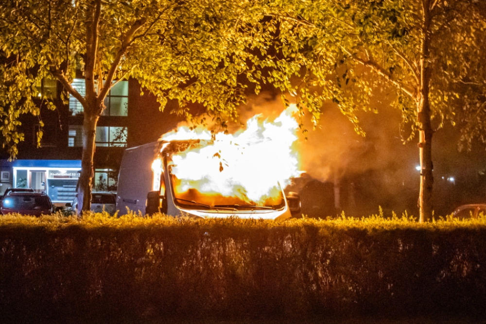 Brandende Belgische bestelbus blijft toeteren