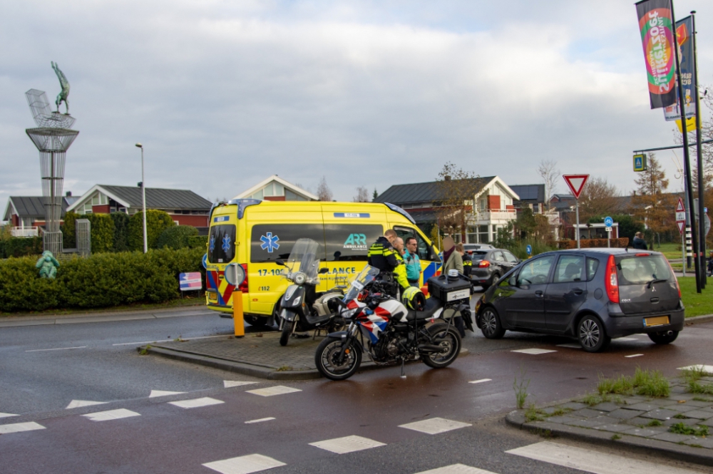 Aanrijding auto en snorscooter op rotonde Zwaluwlaan - ‘s-Gravelandseweg