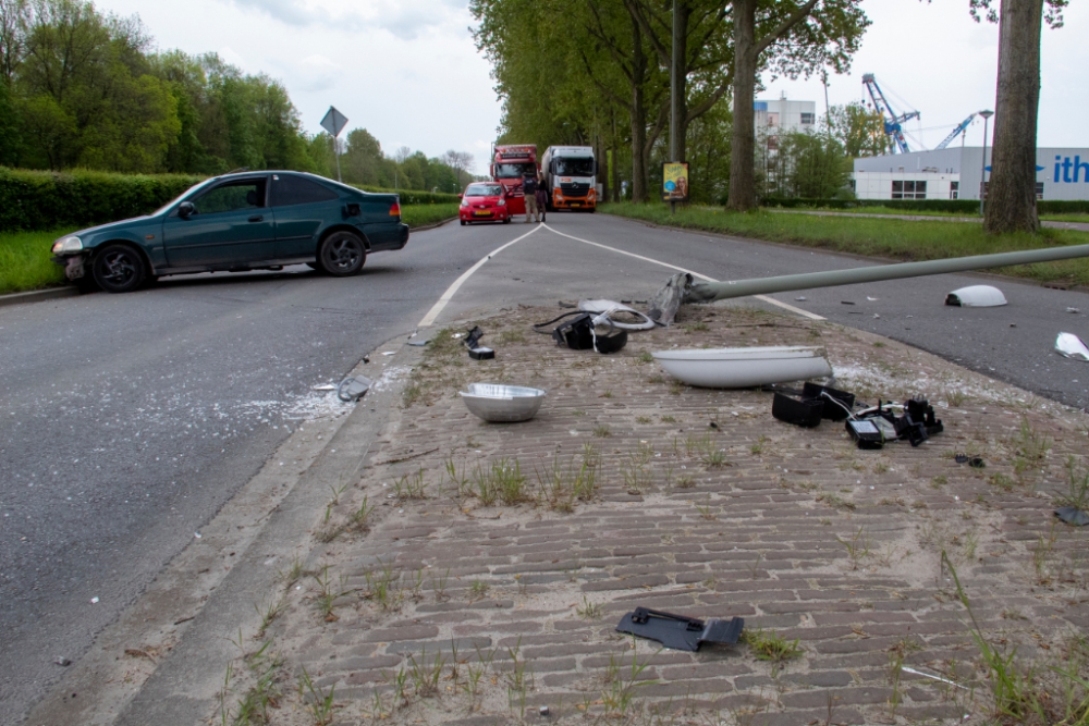 Flinke ravage na eenzijdig ongeval op de Westfrankelandsedijk