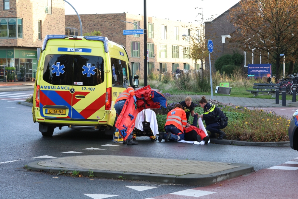 Fietsster aangereden door auto in winkelstraat